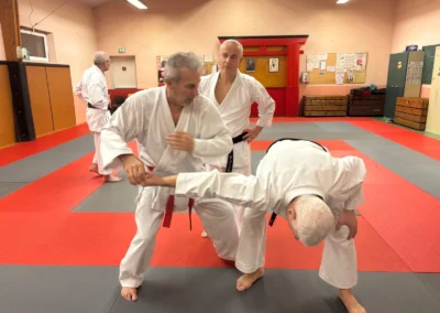 Après démonstration du kata, Claude Capelli montre un bunkai (une séquence de défense à partir du kata) avec un élève