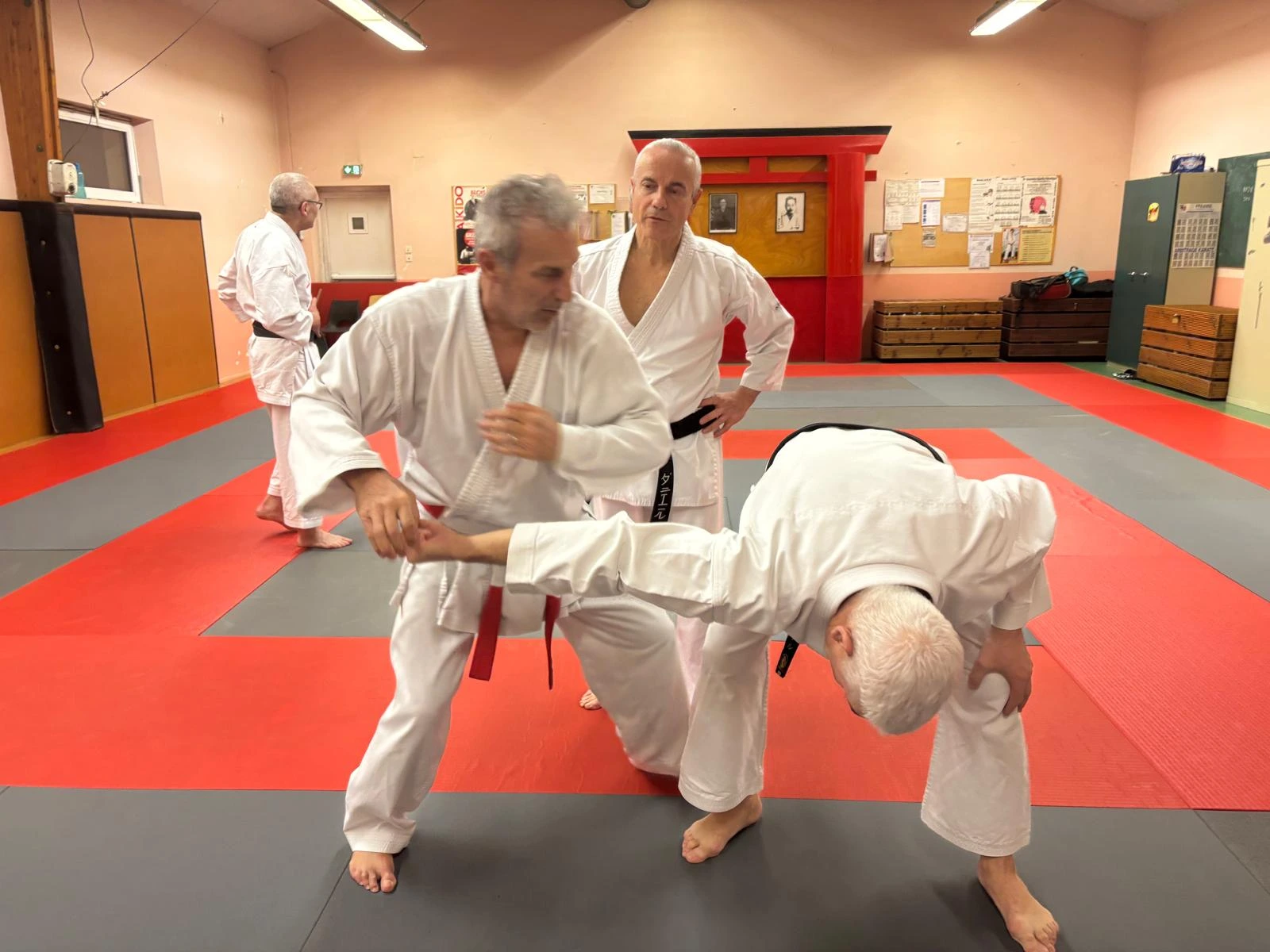 Bunkai expliqué par Claude Capelli Après démonstration du kata, Claude Capelli montre un bunkai (une séquence de défense à partir du kata) avec un élève