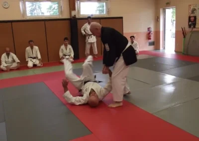 Projection avec contrôle de l'arme lors d'un cours commun en Aïkido et Karaté