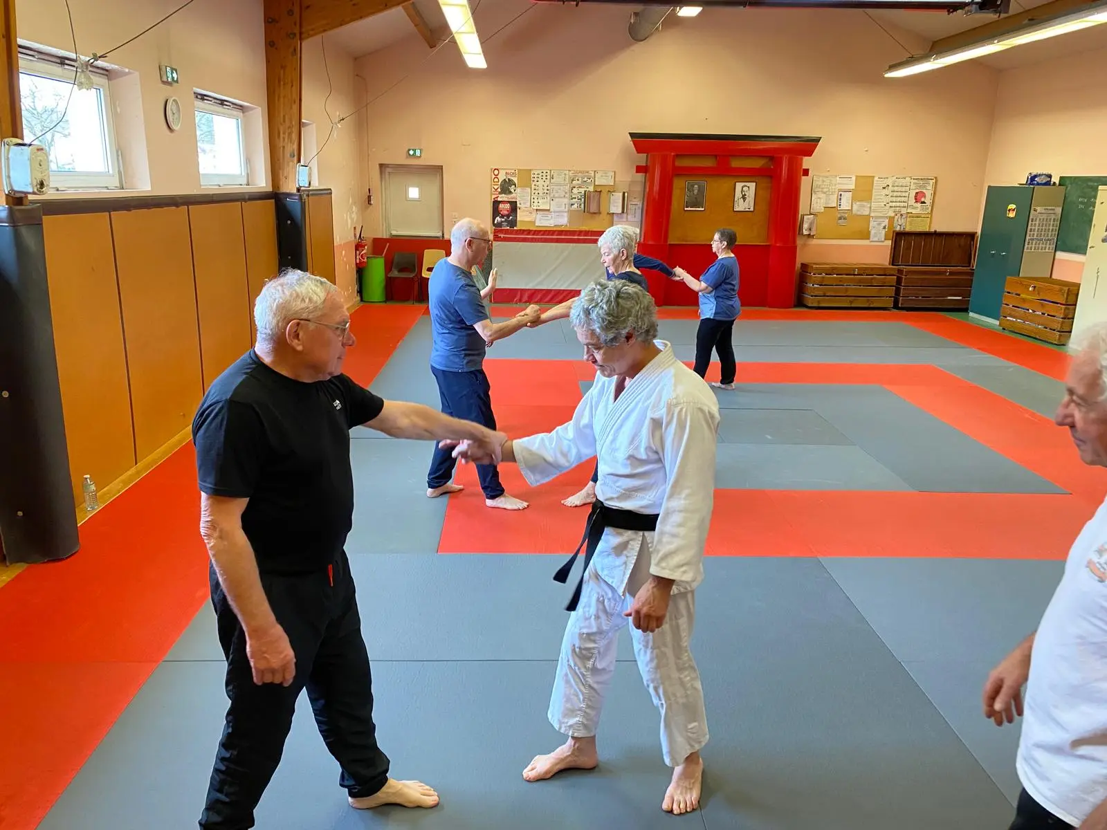 Défense-sur-un-mouvement-d_Aïkido Apprentissage d'une technique de défense en Aïkido Santé Senior