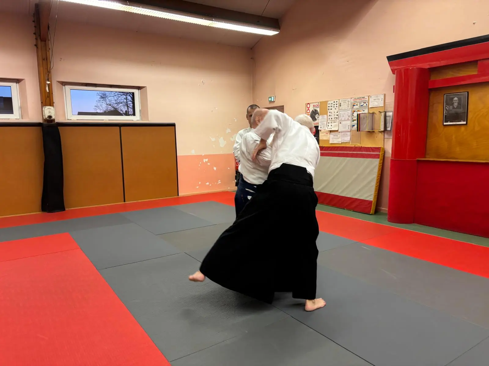 Démonstration-d_une-technique-d_Aïkido-par-Claude-Gentil Claude Gentil montre comment réaliser une projection en Aïkido suite à une saisie