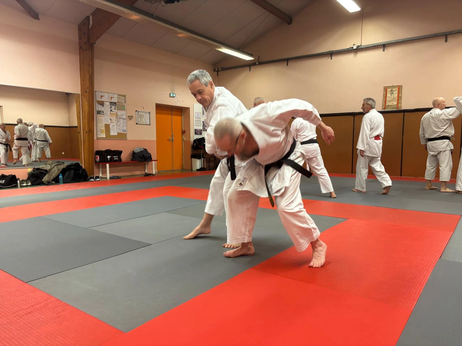 Démonstration du bunkai par 2 élèves 2e Dan de Karaté Démonstration du bunkai (séquence de défense à partir d'un kata) par deux élèves de Claude Capelli qui ont obtenus tous deux leur 2e Dan en Karaté Shito-Ryu