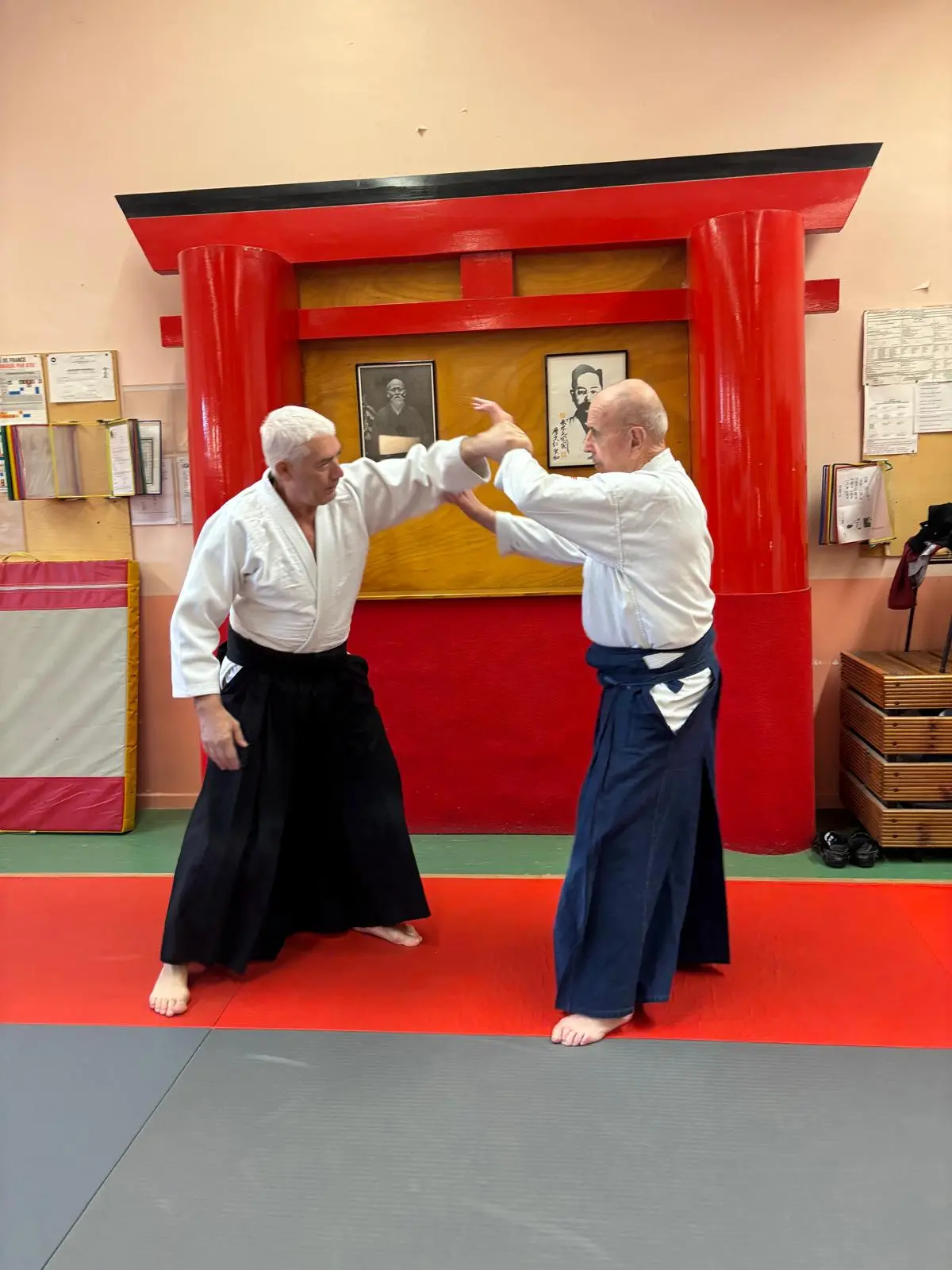 Démonstration-technique-1-Claude-Gentil Démonstration d'une technique d'Aïkido traditionnel par Claude Gentil devant le Torii