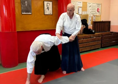Démonstration d'une technique d'Aïkido traditionnel par Claude Gentil devant le Torii