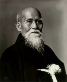 Morihei Ueshiba o sensei Portrait de Morihei Ueshiba, o sensei, fondateur de l'Aïkido traditionnel