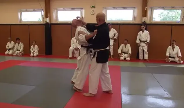 Technique-défense-karaté Karaté self-défense Shito-Ryu à Valentigney. Claude Gentil démontre une technique de Karaté adaptée à la self défense