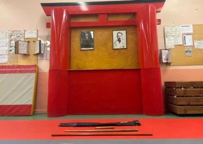 Présentation du Torii (arche japonaise) avec la photo des maîtres ainsi que des armes en bois traditionnelles utilisées en Aïkido